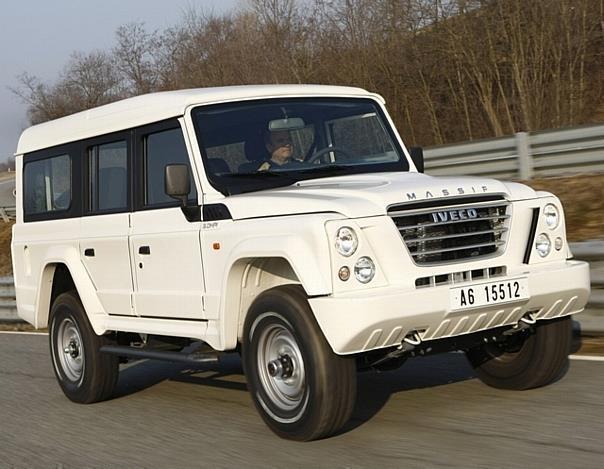 Trotz aller Treue zu klassischer Technik ist der als Station Wagon leer zwischen 2140 kg und 2325 kg wiegende Massif ein modernes Auto mit Scheibenbremsen rundum und ABS, das bei kritischen Geländepassagen abgeschaltet werden kann.